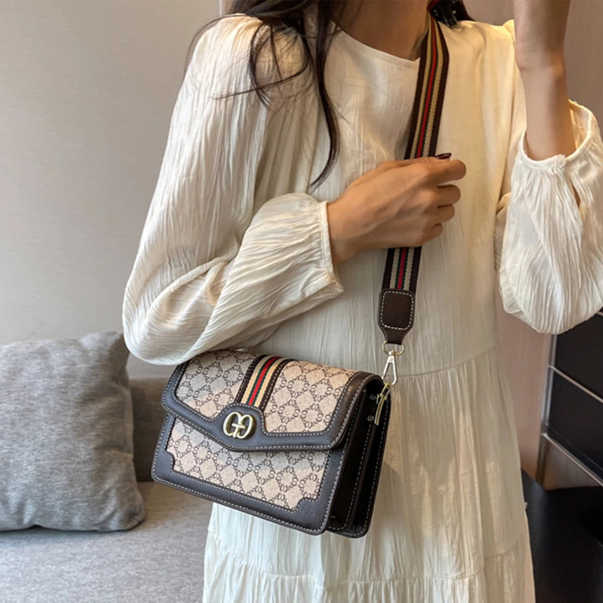 Sac bandoulière classique tendance en PU léger avec rabat, sangle réglable, imprimé géométrique et logo, idéal pour le shopping et les trajets quotidiens