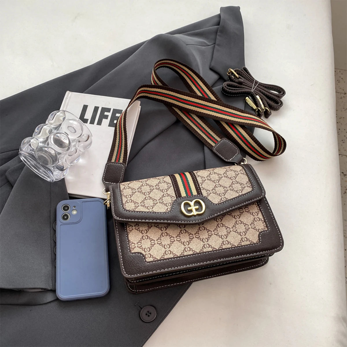 Sac bandoulière classique tendance en PU léger avec rabat, sangle réglable, imprimé géométrique et logo, idéal pour le shopping et les trajets quotidiens