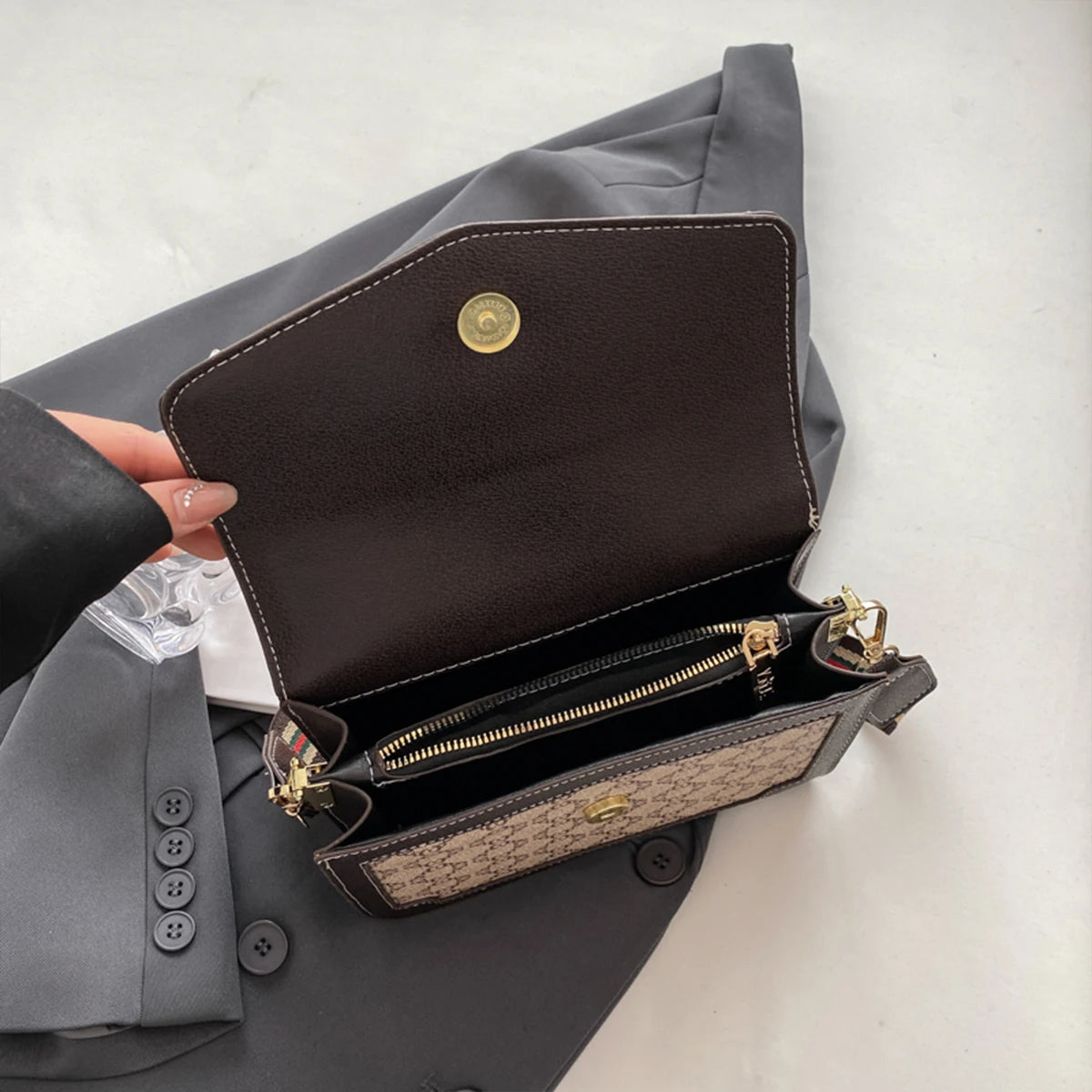 Sac bandoulière classique tendance en PU léger avec rabat, sangle réglable, imprimé géométrique et logo, idéal pour le shopping et les trajets quotidiens