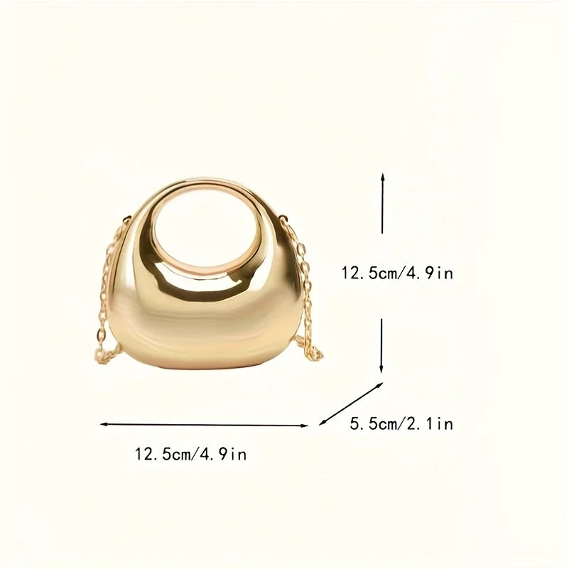 Le trompettiste porte un sac, un sac bandoulière en forme de croissant - un sac de soirée brillant, idéal pour les bals et les tenues à paillettes.